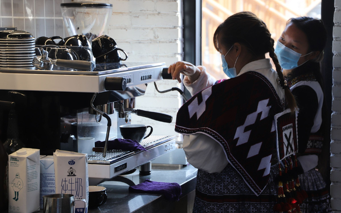 苗寨咖啡馆咖啡师王运兰（右二）。新京报记者 陈璐 摄