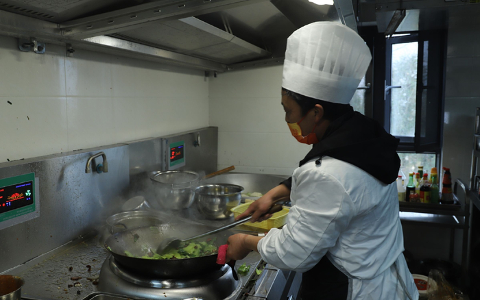 朱云慧的丈夫，在为民宿客人做菜。新京报记者 陈璐 摄