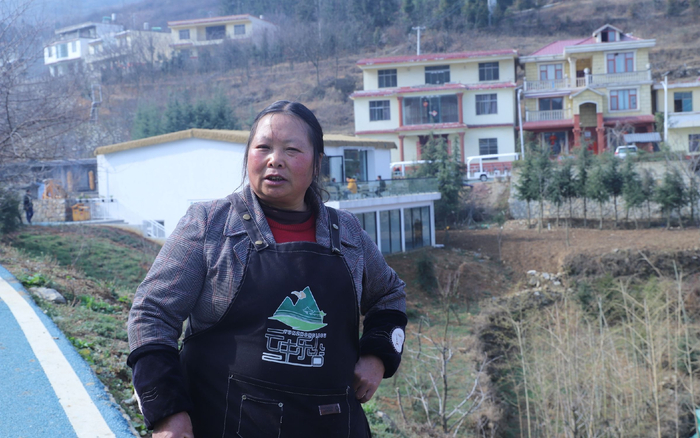 在村里做保洁的李仕莲。新京报记者 陈璐 摄