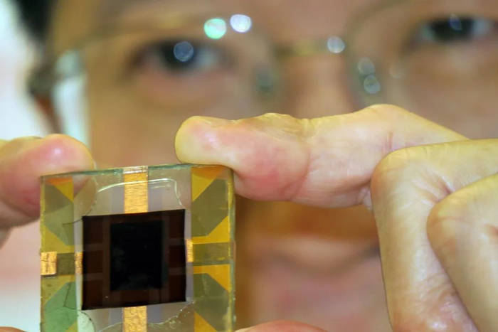 全球最高能量转换效率的钙钛矿/单晶硅叠层太阳能电池展示。图片来自IC