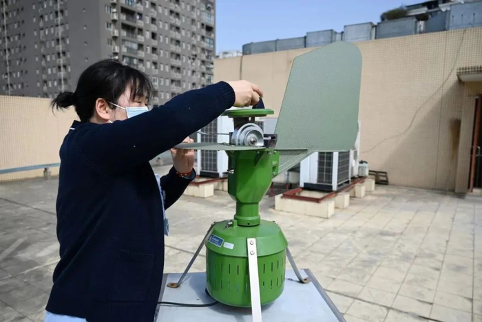 ▲四川大学华西医院耳鼻咽喉头颈外科技师贾巧茹正在提取花粉收集器中的样本