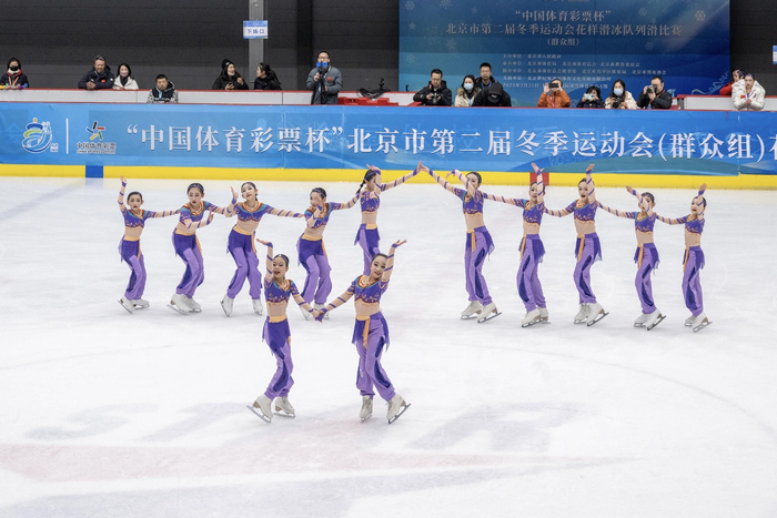 北京市第二届冬季运动会群众组花样滑冰队列滑比赛现场。受访者供图