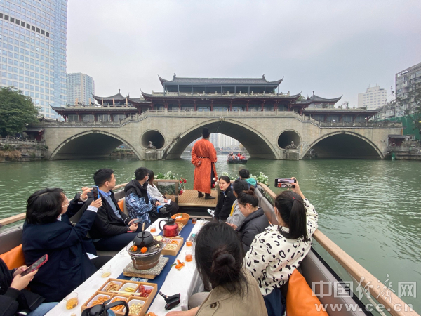 在东门码头可乘船游锦江。。中国经济网记者宋雅静/摄