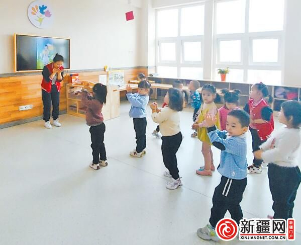 2月28日，在高新区（新市区）乌鲁木齐幼教集团天悦府幼儿园，老师带着孩子们活动。 （全媒体记者李晓青摄）