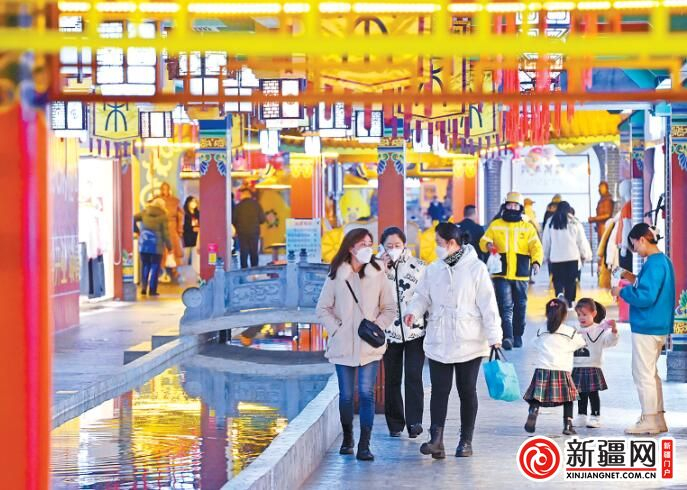 3月1日，游客在米东区米古里西域水游城一期游玩。（全媒体记者陈岩摄）