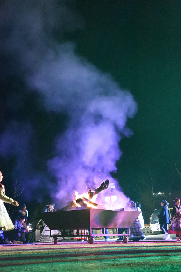 苗寨里燃起的篝火。新京报记者 陈璐 摄