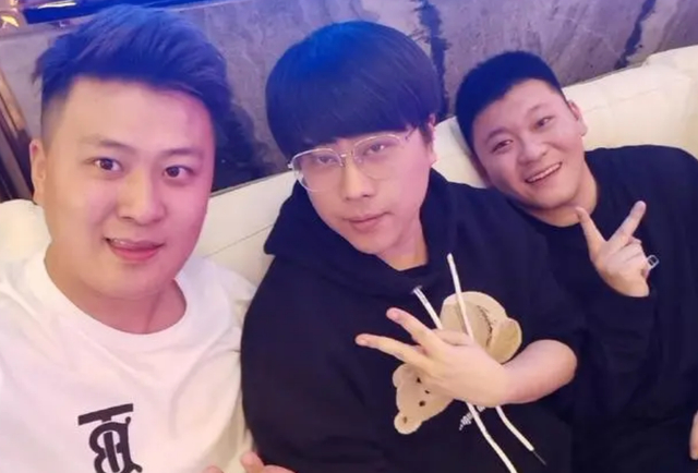卢本伟解封仍未复出!内行人道出真相,只因LOL在走下坡路|lol|PDD|游戏|直播|传奇_新浪新闻