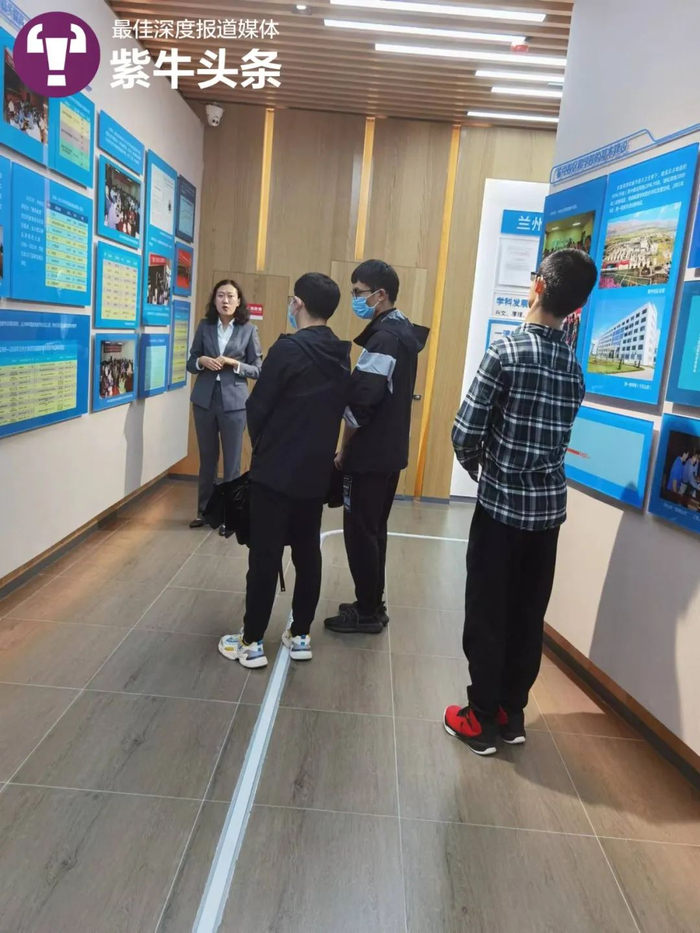 谢炎廷（右一）在参加学校的活动