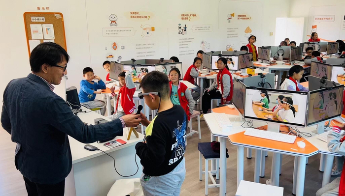 引入社会资源，“少年云”为孩子们带来科技兴趣公开课。阿里达摩院供图