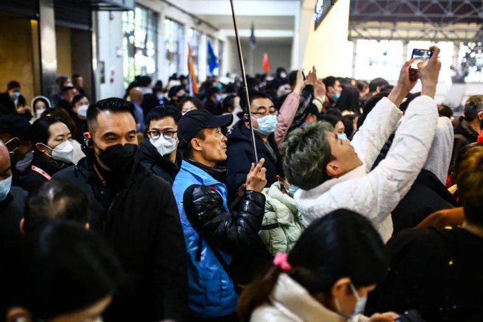 2023年2月8日，西安旅游市场火爆，导游带领游客参观兵马俑。图/视觉中国