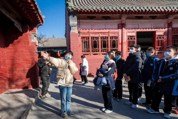 1月30日，河南安阳，汤阴县岳飞庙景区，学生听导游讲解。图/视觉中国
