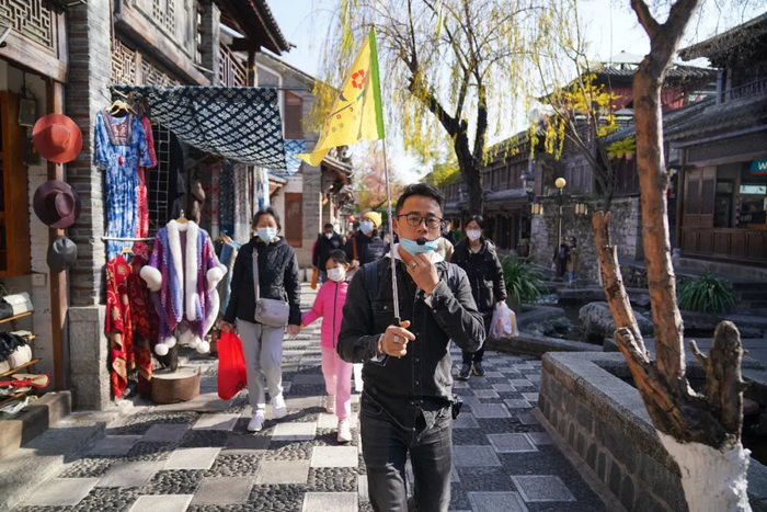 1月15日，导游带领游客参观大理古城。图/视觉中国