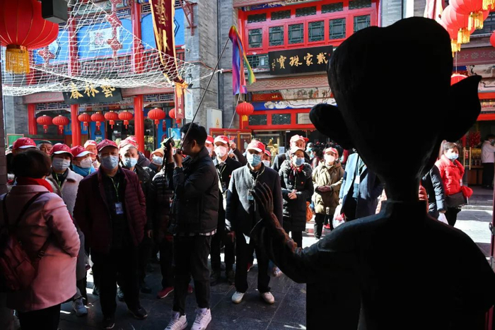 3月2日，导游带着旅行团在天津古文化街上游玩。图/视觉中国