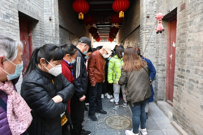 3月2日，导游带着旅行团在天津古文化街上游玩。图/视觉中国