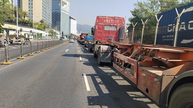 盐田港附近道路上停放着一些拖车 黄琼/摄
