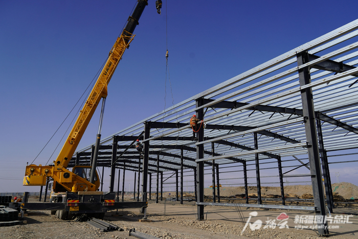 哈密高新技术产业开发区基础设施建设项目（一期）标准化厂房及配套建设项目正抓紧施工。郭子毅摄