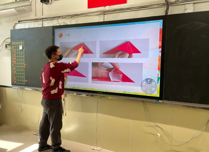 ▲人大附中分校教师在玉泉学校授课