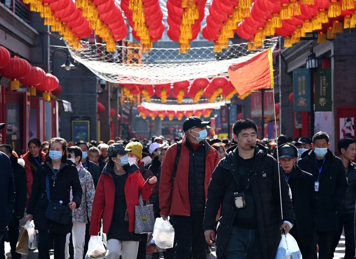 3月2日，导游带着旅行团在天津古文化街上游玩。图/视觉中国