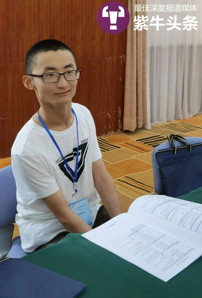 谢炎廷在参加学术会议