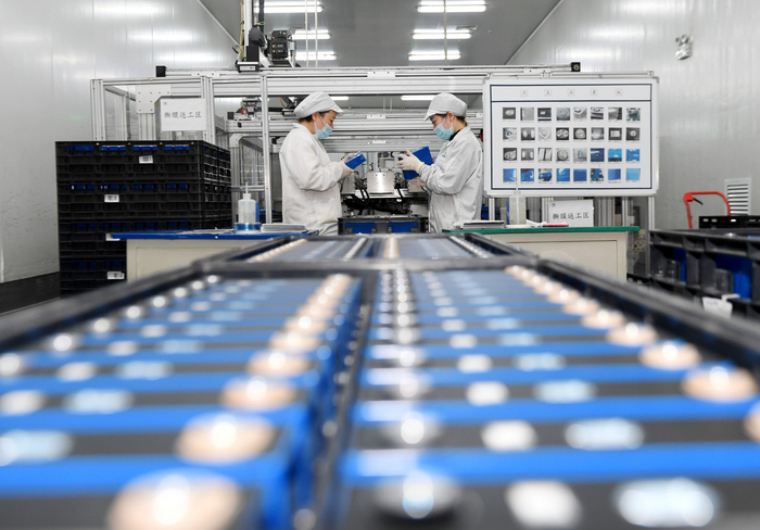 赣锋锂业锂电池生产车间忙碌景象。新余市委宣传部 供图