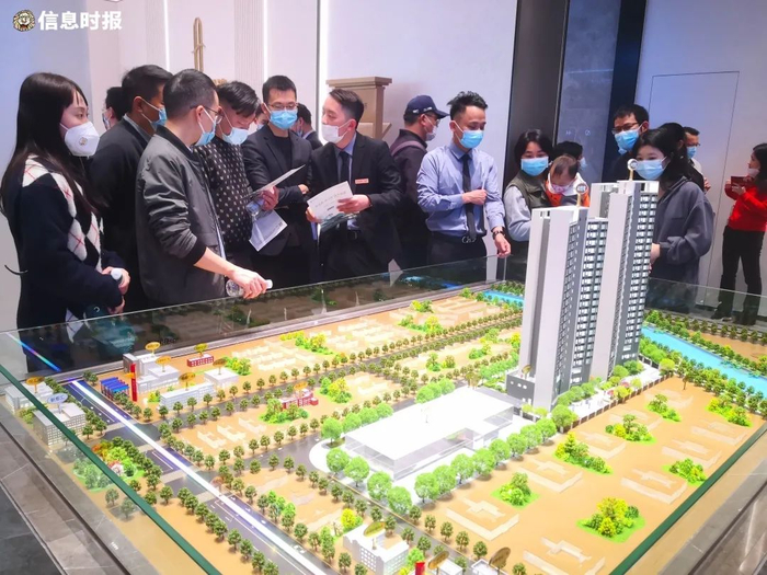 在某楼盘项目销售中心，不少置业者前来咨询。