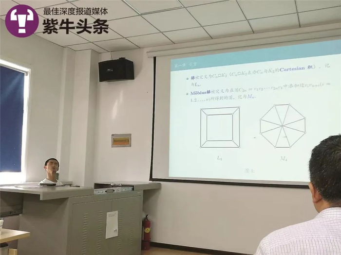 谢炎廷在参加硕士论文答辩