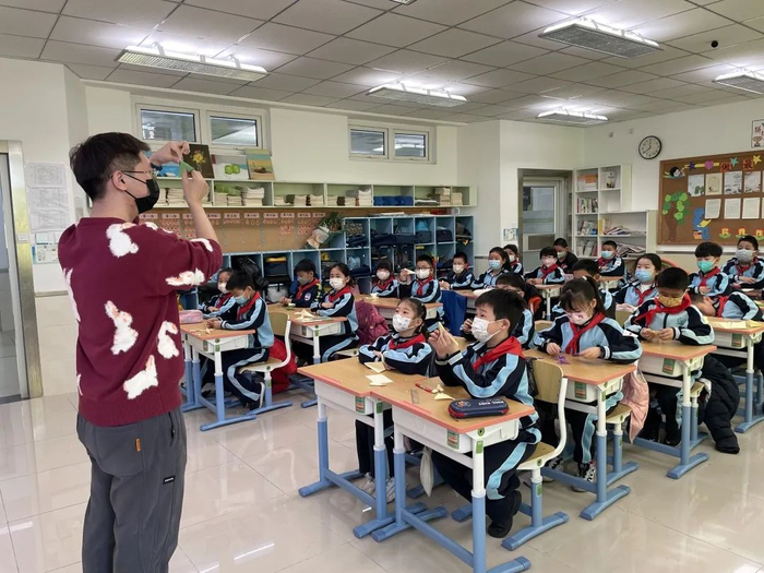 ▲人大附中分校教师在玉泉学校授课