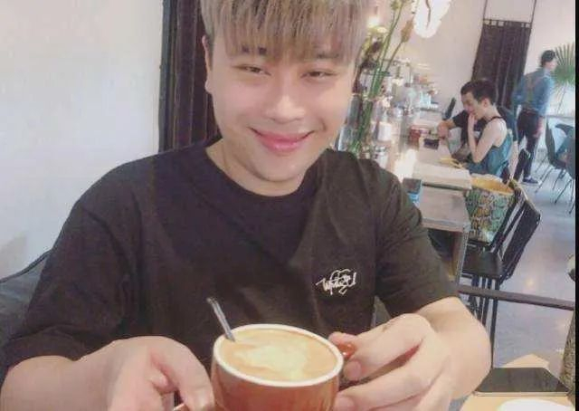 全体起立:卢本伟年底或明年初回归!真人变帅了!|lol|直播|王稳健|小伙伴|主播_新浪新闻