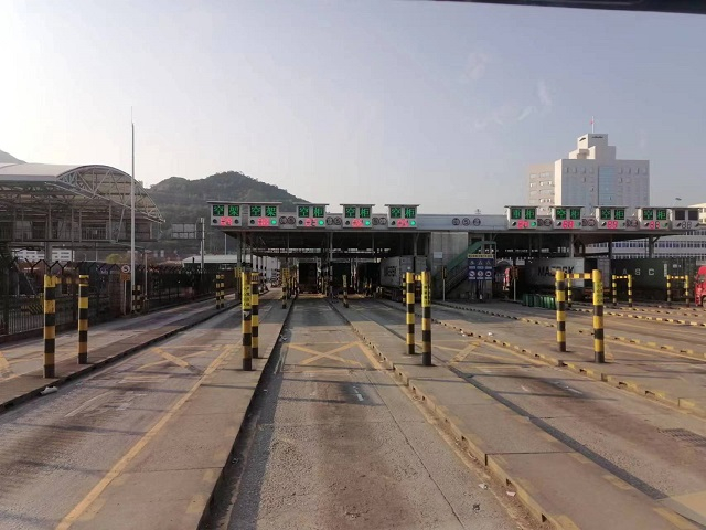 2月28日下午约15时，盐田港出闸口极少拖车进出  受访者供图