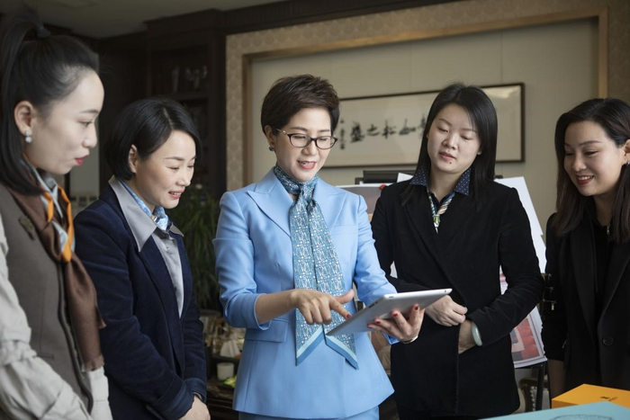 屠红燕 （左三）受访者 供图