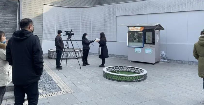 现场有其他媒体正在采访 摄影/李莹