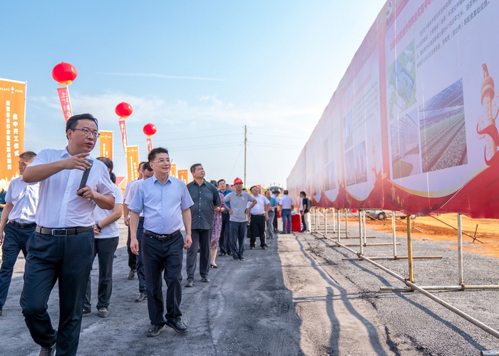 2022年7月25日，徐鸿市长在新宜吉合作示范区重点项目集中开工仪式上看展板。新余市委宣传部 供图