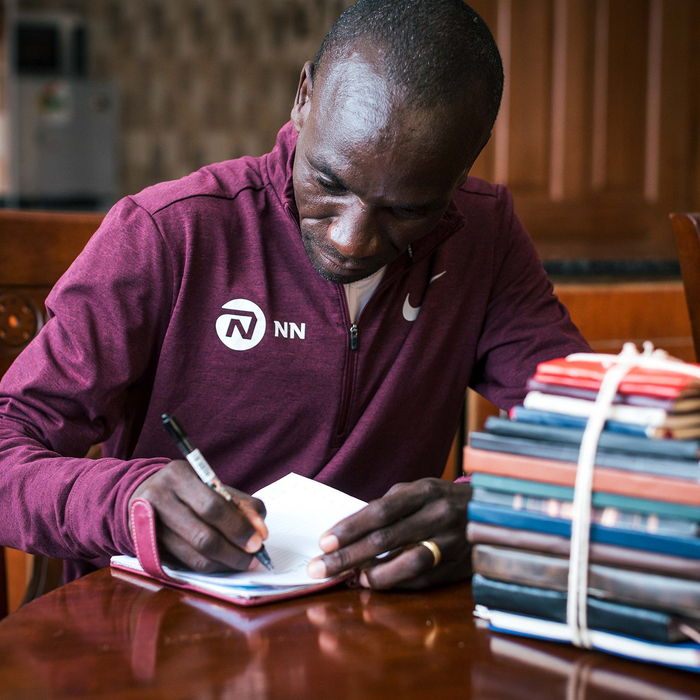 基普乔格写下超过18本训练笔记。