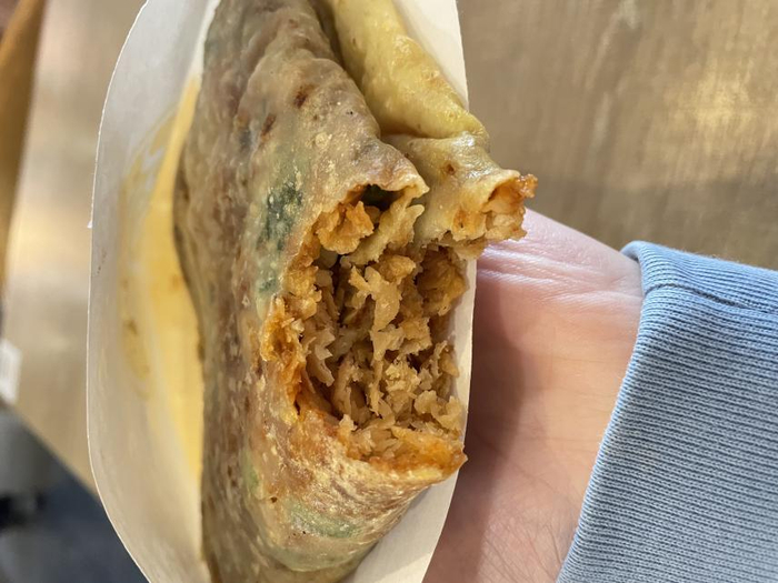 我们购买的原味煎饼，咬一口可以看到碎状的薄脆 摄影/李莹