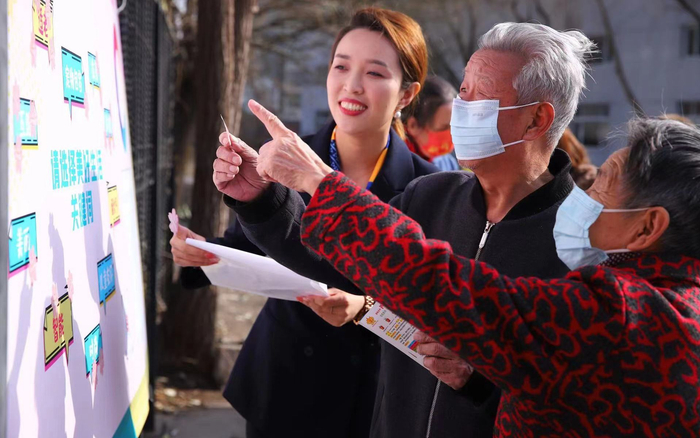 回龙观龙城社区居民积极参与家门口河道荒地的设计，最终众筹出了一片“龙城花海”。受访者供图