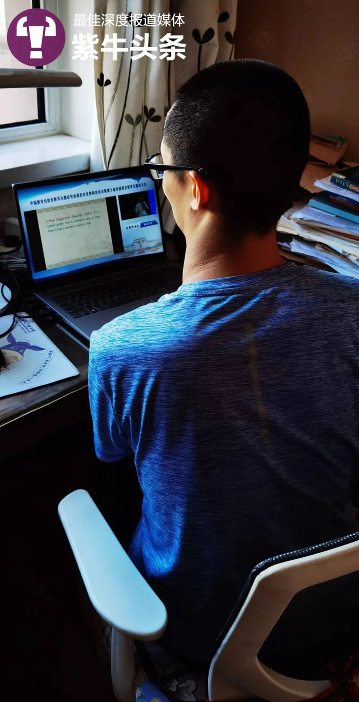 谢炎廷在电脑前研究文献