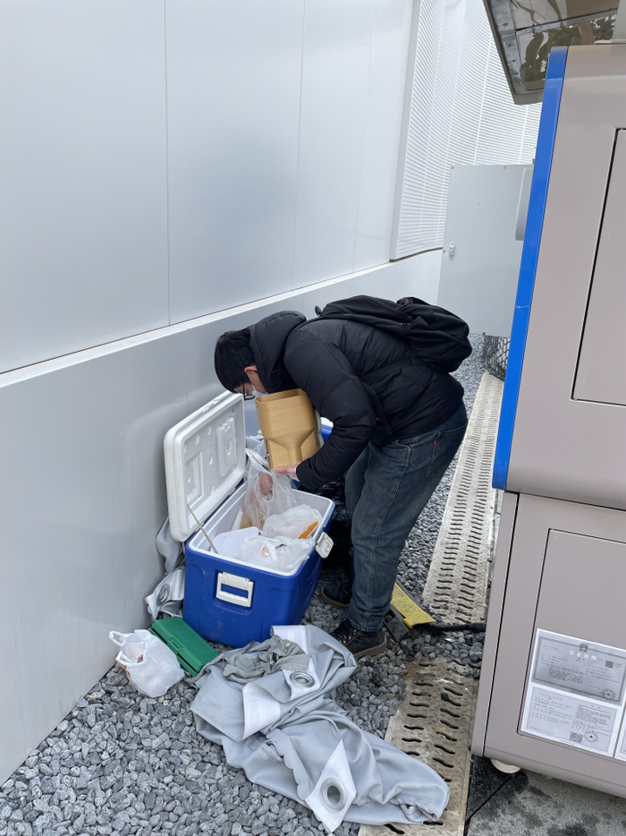 工作人员正在整理食材箱；摄影/李莹