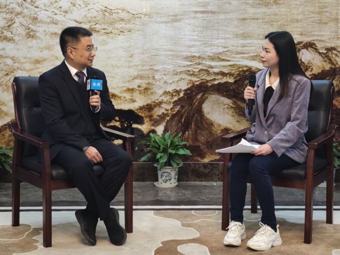 今年全国两会前夕，全国人大代表，江西省新余市委副书记、市长徐鸿接受澎湃新闻专访。澎湃新闻记者郑朝渊 摄