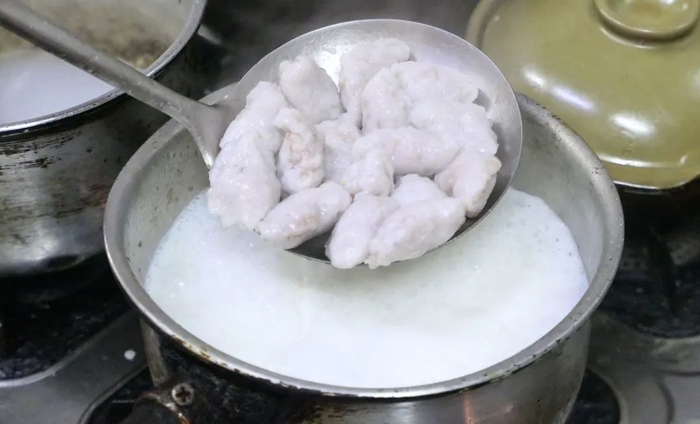 将新鲜鱼皮角放入煮沸的牛奶中。