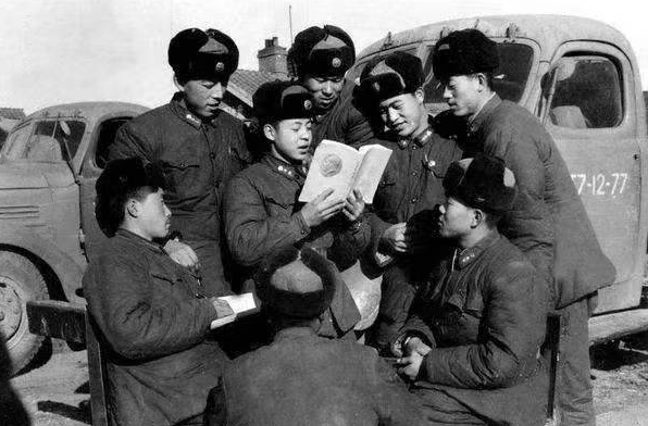 雷锋和战友们一起交流学习