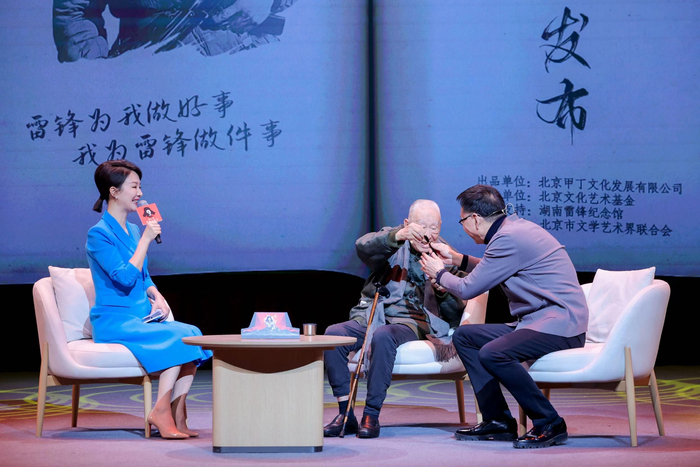 吴洪源将跟随自己六十年的钢笔交给儿子甲丁。  甲丁文化供图