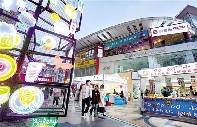 3月2日，人们在二七商圈德化街逛街购物 马健 图