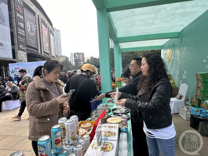 △汉源县带到现场的花椒啤酒也吸引了不少市民的关注