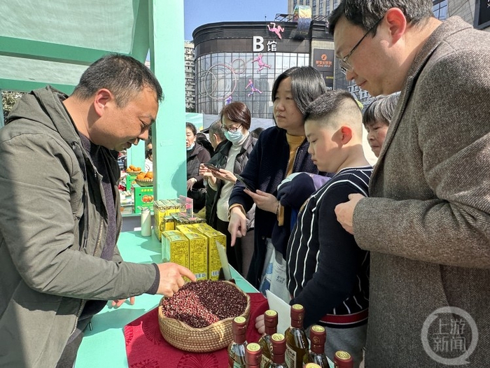△现场市民对汉源花椒尤其感兴趣