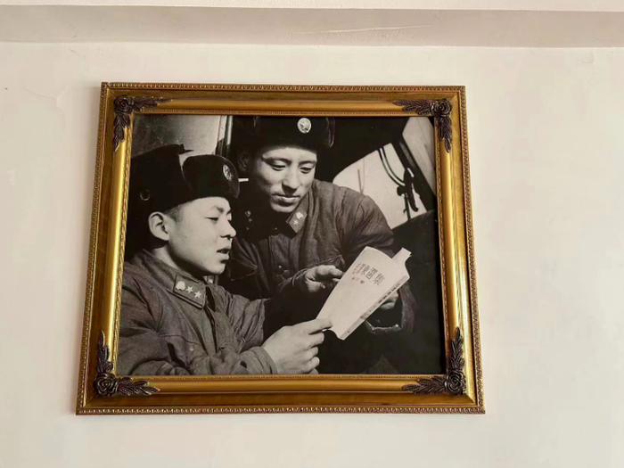 乔安山家客厅的老照片 雷锋与乔安山共读毛选