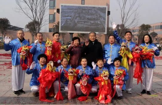 ▲2023年1月22日，茌平区市民向全国劳模张学信（后排右四）拜年现场。