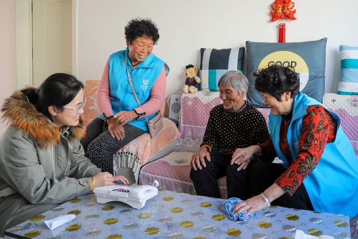 ▲山东文登打造睦邻互助养老新模式。2月25日，威海市文登区泽头镇北庄村睦邻互助员陪于云凤老人（右二）聊天。图/新华社