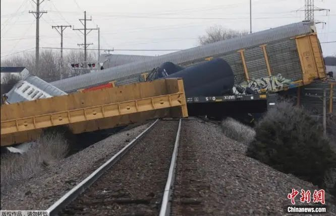 2023年3月4日，诺福克南方铁路公司一列火车的多节车厢在俄亥俄州克拉克县附近脱轨后翻倒。