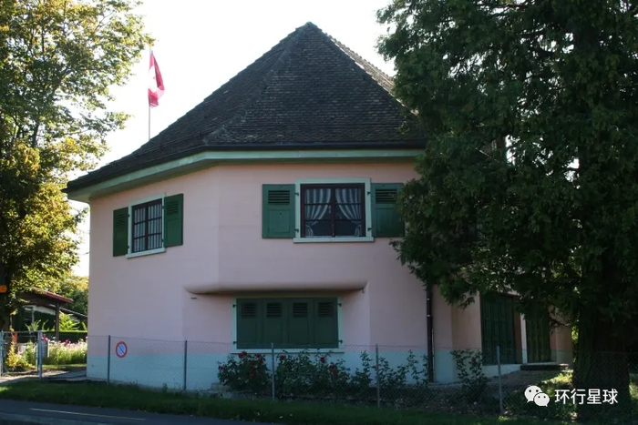 异曲同工的嫩粉色小楼，8.5英尺厚的墙壁里面是反坦克炮。