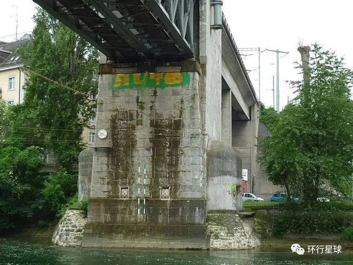 苏黎世的一座地堡，伪装在桥墩内部。图：wikipedia